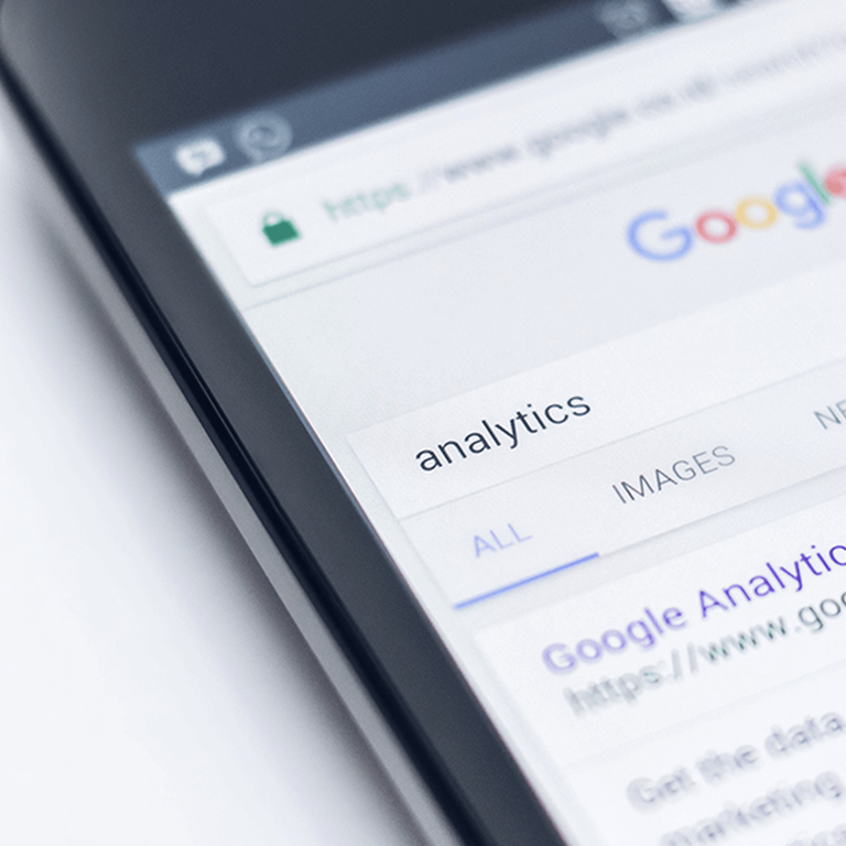 Abbildung der Google-Suche auf einem Handydisplay, als Symbol für das Thema SEO-Optimierung